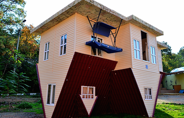 Дом вверх дном в Ливадии