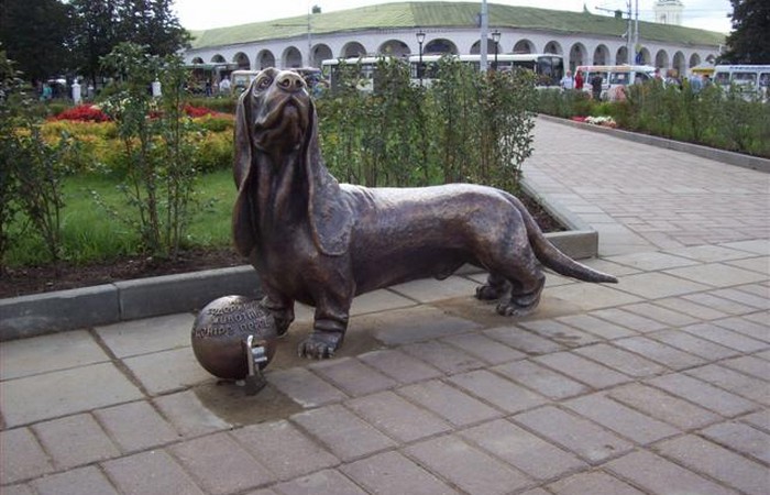 Памятник собаке бобке в костроме. Памятник собаке бобке в костроме. Пожарный пес бобка кострома. Собака бобка. Памятник пес бобка кострома.